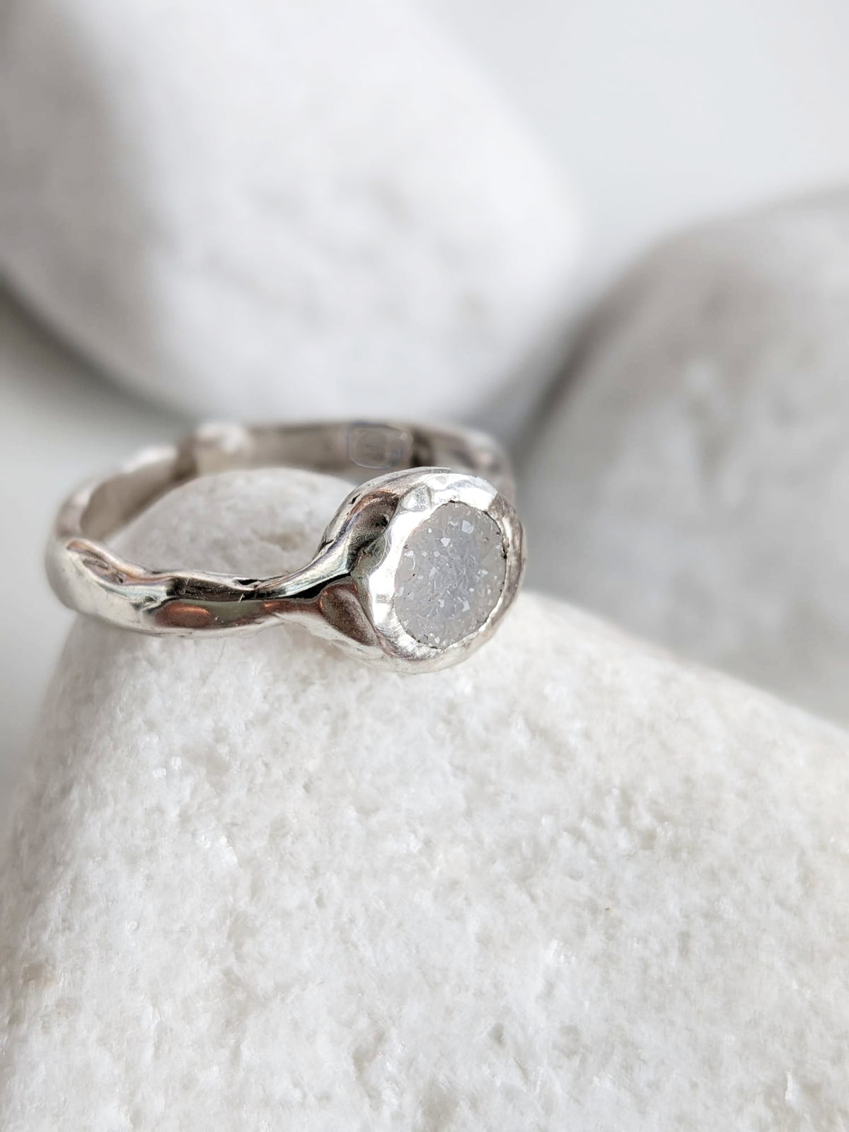 Anillo rústico de plata reciclada con cuarzo drusa