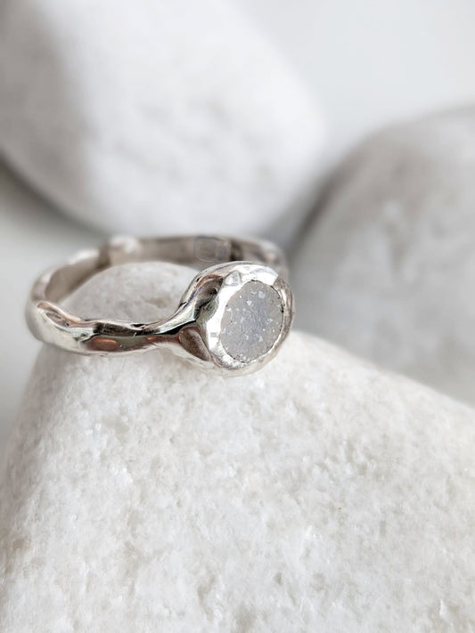 Anillo rústico de plata reciclada con cuarzo drusa